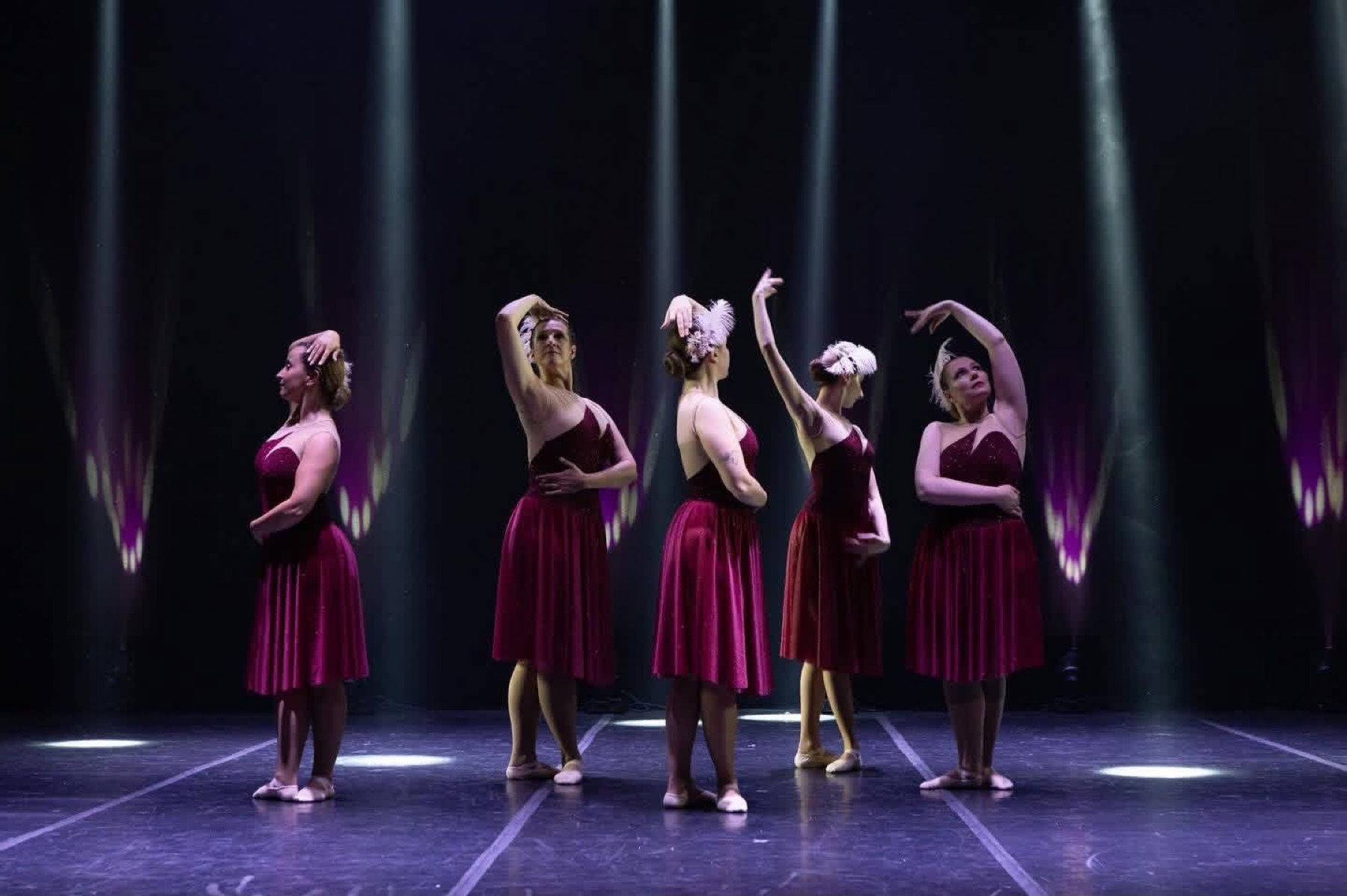 Il gruppo Silver Swan sul palco del Festival della Danza di Monfalcone