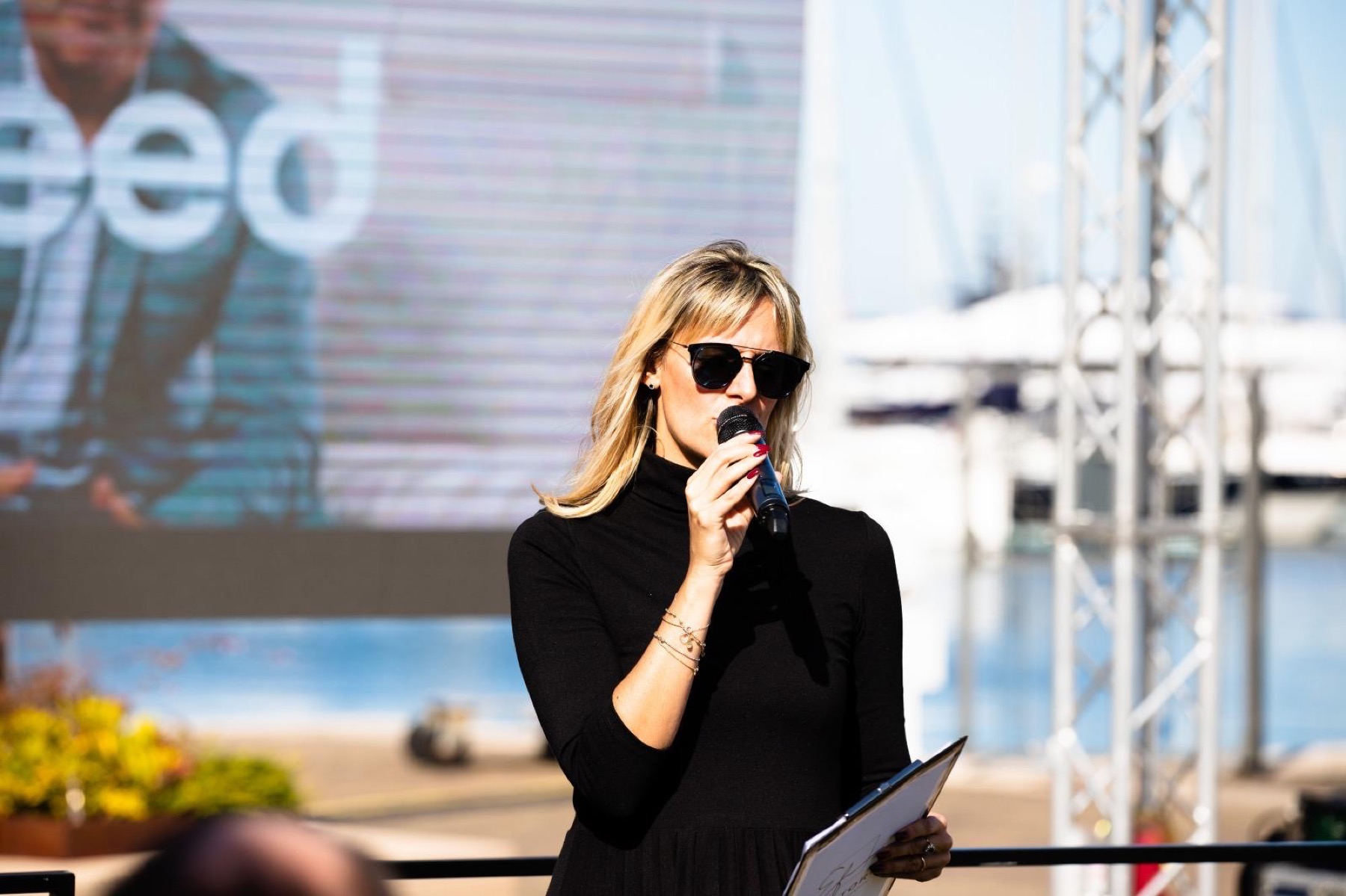 Eleonora Violin al microfono durante un evento