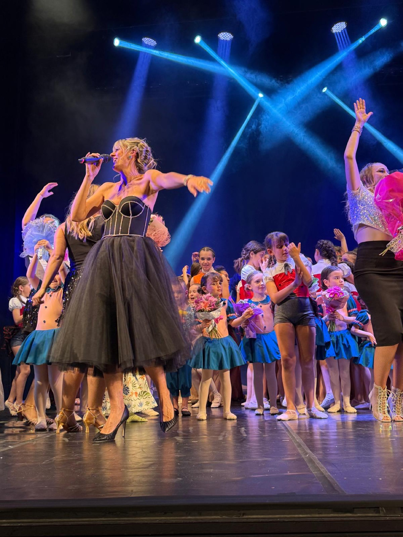 Eleonora Violin sul palco con gli allievi di Ele Dance